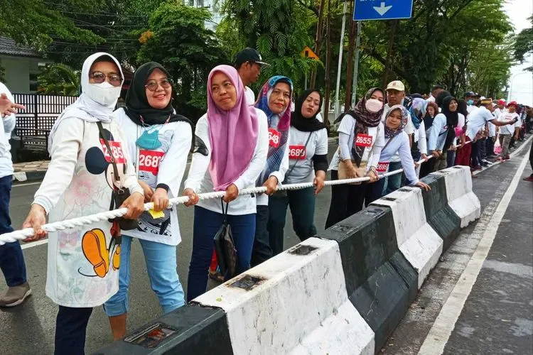 Lomba tarik tambang yang diselenggarakan IKA Unhas memakan korban jiwa. Satu peserta meninggal dunia karena kepalanya terbentur pembatas jalan. (Foto: Kompascom)