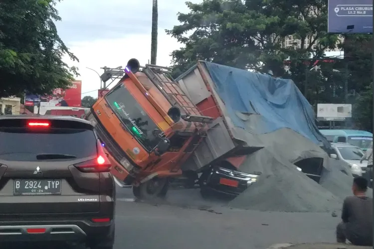 Truk pasir menimpa mobil Pajero TNI pada Jumat (23/12/2022) pagi. (Foto: Twitter)
