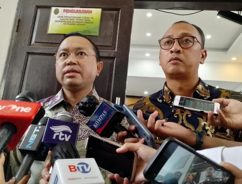 Penasihat hukum Ferdy Sambo, Arman Hanis (kiri) dan Rasamala Aritonang (kanan) di Pengadilan Negeri Jakarta Selatan pada 19 Desember 2022. (Foto: Amelia Rahima Sari)