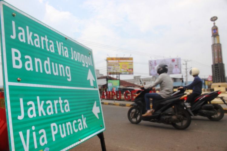 Sejumlah kendaraan melintasi Tugu Lampu Gentur, Cianjur, Jawa Barat. (Foto: Kompascom)