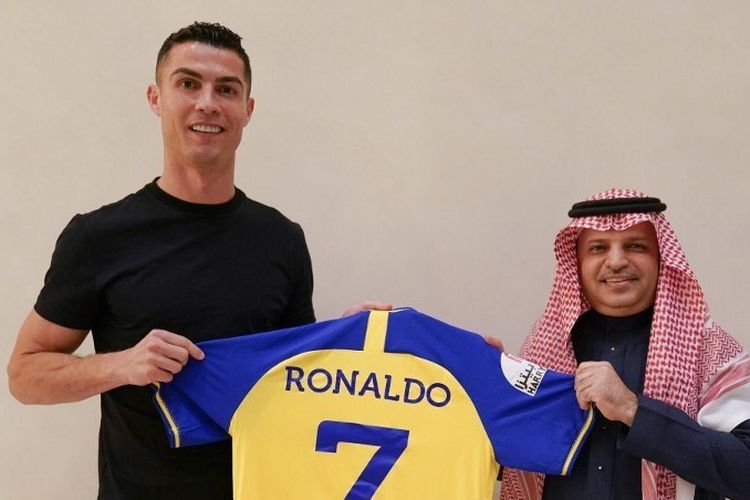 Megabintang sepakbola asal Portugal Cristiano Ronaldo berfoto dengan jersey barunya di klub Al Nassr. (Foto: AFP)