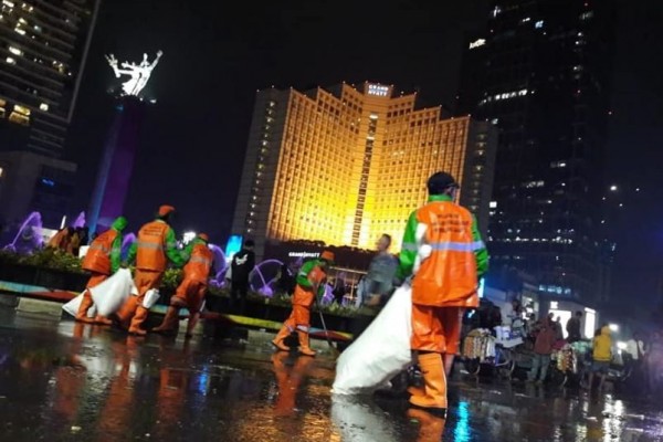 Petugas kebersihan membersihkan sampah sisa perayaan malam tahun baru 2023 di DKI Jakarta. (Foto: IDN Times)