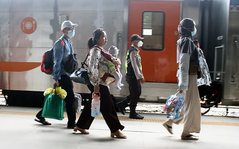 Libur Nataru telah usai dan warga yang liburan di luar Jakarta kini telah kembali. Hal itu terlihat dari banyaknya penumpang yang turun di Stasiun Pasar Senen hari ini Selasa (3/1/2023). Jumlah penumpang Stasiun Pasar Senen sebanyak 14.597 dan jumlah kedatangan Kereta Api sebanyak 32. Robinsar Nainggolan