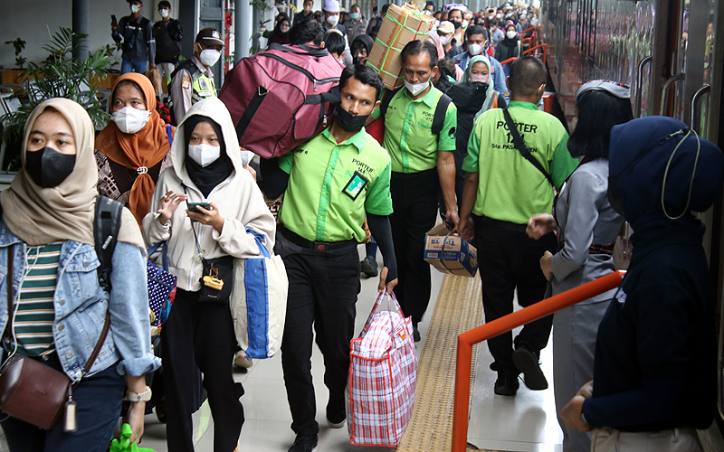 Libur Nataru telah usai dan warga yang liburan di luar Jakarta kini telah kembali. Hal itu terlihat dari banyaknya penumpang yang turun di Stasiun Pasar Senen hari ini Selasa (3/1/2023). Jumlah penumpang Stasiun Pasar Senen sebanyak 14.597 dan jumlah kedatangan Kereta Api sebanyak 32. Robinsar Nainggolan