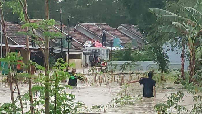 Semarang Diterjang Banjir Bandang: 1 Orang Tewas, Warga Dievakuasi. (Detik).