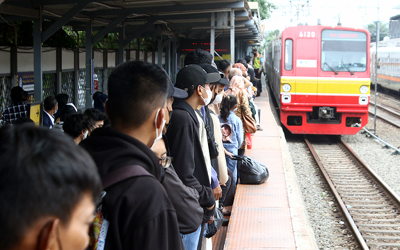 Ilustrasi: Penumpang menunggu KRL Commuter Line. Robinsar Nainggolan