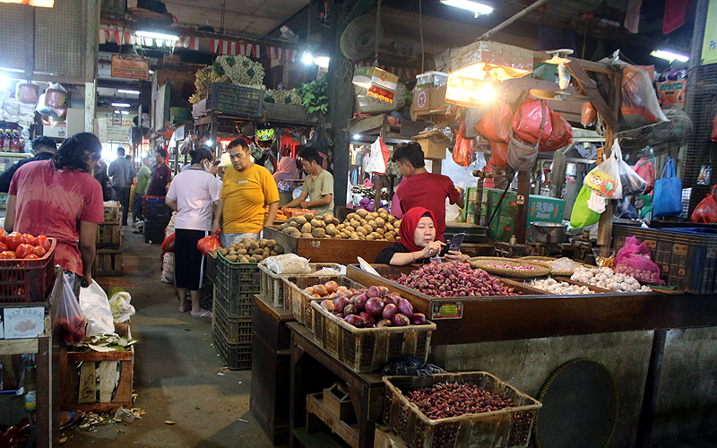 Pedagang sayur mayur dan sembako di Pasar Senen, Senen, Jakarta Pusat menyatakan terjadi kenaikan harga. Harga secara nasional terpantau meningkat drastis pada awal tahun 2023 diantaranya cabai rawit merah yang sebelumnya Rp 65.000 kini menjadi Rp90.000, cabai keriting merah dari semula Rp40.000 kini menjadi Rp65.000 per kilogram. Robinsar Nainggolan
