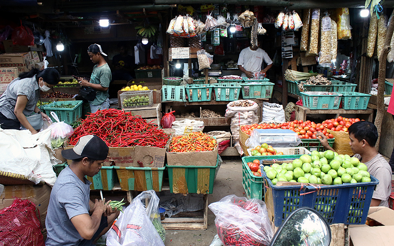Pedagang sayur mayur dan sembako di Pasar Senen, Senen, Jakarta Pusat menyatakan terjadi kenaikan harga. Harga secara nasional terpantau meningkat drastis pada awal tahun 2023 diantaranya cabai rawit merah yang sebelumnya Rp 65.000 kini menjadi Rp90.000, cabai keriting merah dari semula Rp40.000 kini menjadi Rp65.000 per kilogram. Robinsar Nainggolan