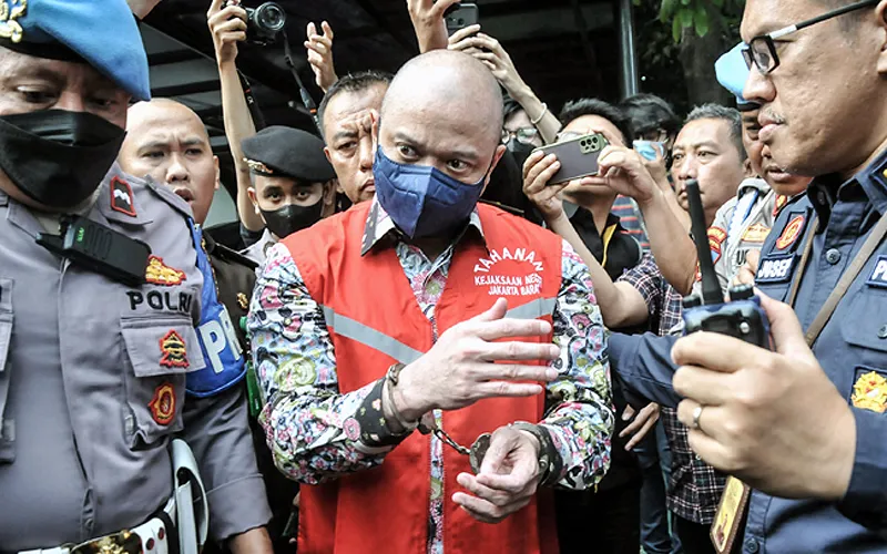 Tersangka Irjen Pol Teddy Minahasa mengenakan rompi merah Kejaksaan saat menuju mobil tahanan usai pelimpahan tahap II kasus narkoba di Kejaksaan Negeri Jakarta Barat, Rabu (11/1/2023). Penyidik Ditresnarkoba Polda Metro Jaya resmi melimpahkan berkas perkara kasus narkoba mantan Kapolda Sumatera Barat Irjen Pol Teddy Minahasa dan sejumlah tersangka ke Kejaksaan Negeri Jakarta Barat. Robinsar Nainggolan