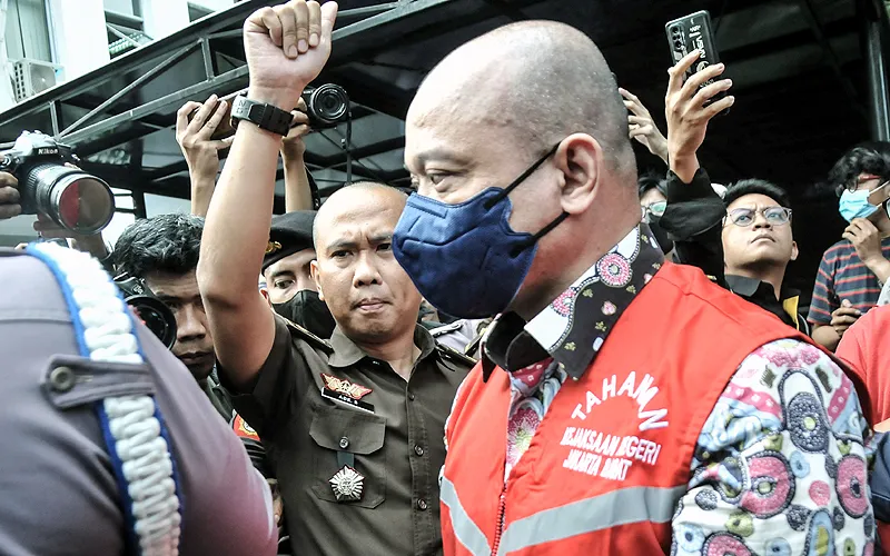 Tersangka Irjen Pol Teddy Minahasa mengenakan rompi merah Kejaksaan saat menuju mobil tahanan usai pelimpahan tahap II kasus narkoba di Kejaksaan Negeri Jakarta Barat, Rabu (11/1/2023). Penyidik Ditresnarkoba Polda Metro Jaya resmi melimpahkan berkas perkara kasus narkoba mantan Kapolda Sumatera Barat Irjen Pol Teddy Minahasa dan sejumlah tersangka ke Kejaksaan Negeri Jakarta Barat. Robinsar Nainggolan