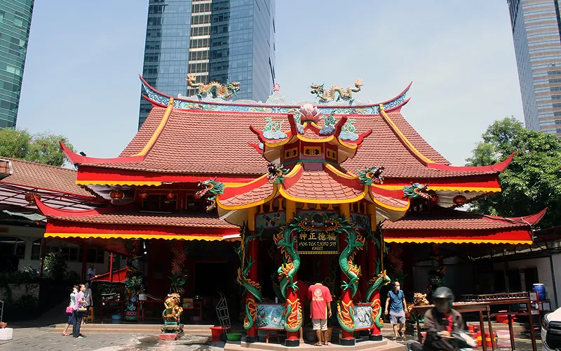 Tradisi Bersih-Bersih di Vihara Amurva Bhumi (Hok Tek Tjeng Sin) di kawasan Karet Semanggi, Jakarta Selatan. Dalam rangka menyambut perayaan Tahun Baru Imlek, Vihara Amurva Bhumi mulai melakukan persiapan. Salah satunya adalah menggelar ritual bersih-bersih yang sudah menjadi tradisi. Robinsar Nainggolan