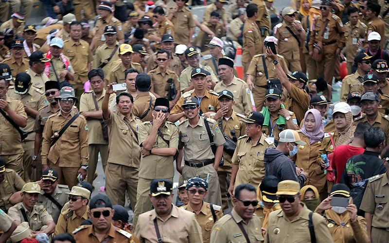 Ribuan kepala desa dari seluruh Indonesia yang tergabung dalam PAPDESI (Perkumpulan Aparatur Pemerintah Desa Seluruh Indonesia) melakukan aksi demonstrasi di depan gedung DPR RI, Jakarta, Selasa (17/1). Puluhan ribu Kades se-Indonesia menuntut masa jabatan 9 tahun tanpa periodisasi yang diatur dalam Undang-Undang Nomor 6 Tahun 2014 tentang Desa. Robinsar Nainggolan