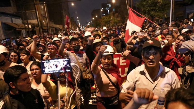 Aksi demontrasi di Peru semakin meluas dan intens. Aksi ini sebagai bentuk protes menentang pemakzulan Presiden Pedro Castillo pada bulan Desember lalu. (CNBC)