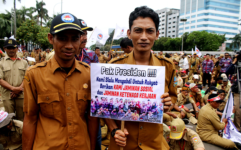 Massa perangkat desa yang tergabung dalam Persatuan Perangkat Desa Indonesia (PPDI membanjiri jalanan depan Gedung DPR, Jakarta pada Rabu (25/1/2024) dalam aksi demonstrasi. Demonstrasi ini dilakukan untuk mendukung penuh revisi Undang-Undang Nomor 6 Tahun 2014 tentang Desa. Mereka menuntut perpanjangan masa jabatan kepala desa yang sebelumnya enam tahun menjadi sembilan tahun. Robinsar Nainggolan