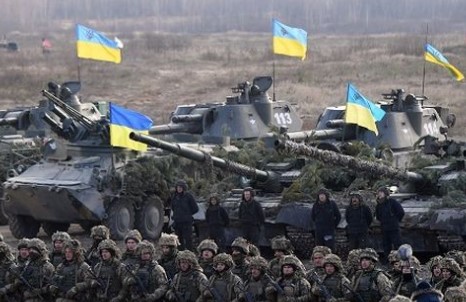 Pasukan Ukraina dalam sebuah latihan perang. (AFP via Kompas)