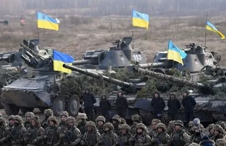Pasukan Ukraina dalam sebuah latihan perang. (AFP via Kompas)