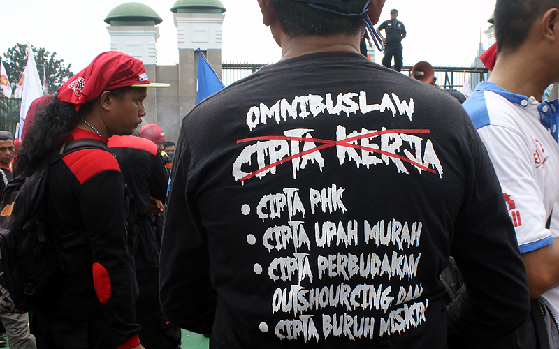 Buruh berdemonstrasi di depan gedung DPR/MPR RI, Jalan Jenderal Gatot Subroto, Jakarta. Pagar kawat berduri dipasang di depan gerbang gedung DPR. Sebanyak 1.623 personel gabungan dikerahkan untuk mengamankan demonstrasi buruh, Senin (6/2/2023). menolak Peraturan Pemerintah Pengganti Undang-Undang (Perppu) Cipta Kerja, dan Rancangan Undang-Undang (RUU) Kesehatan Omnibus Law. Robinsar Nainggolan