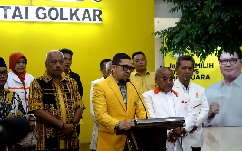 Wakil Ketua Umum Partai Golkar Ahmad Doli Kurnia bersama Sekjen Partai Keadilan Sejahtera (PKS) Habib Aboe Bakar Alhabsyi bersiap memberikan keterangan usai pertemuan tertutup di Kantor Partai Golkar, Jakarta, Selasa (7/2/2023). Pertemuan tersebut sebagai ajang silaturahmi dan konsolidasi jelang Pemilu 2024. Robinsar Nainggolan