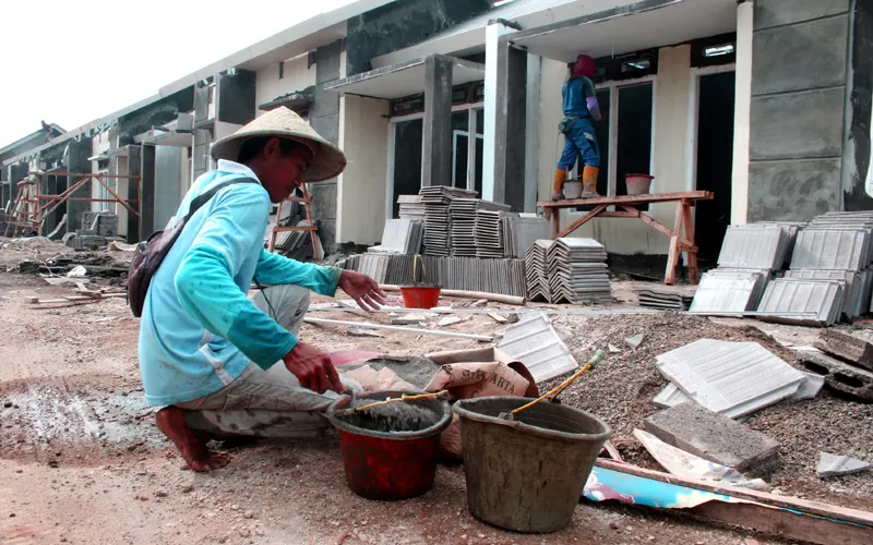 Pekerja mengerjakan proyek di perumahan subsidi di kawasan Perumahan Griya Srimahi Indah, Tambun Utara, Kabupaten Bekasi, Jawa Barat. Badan Pengelola Tabungan Perumahan Rakyat (BP Tapera) targetkan untuk membangun perumahan sebanyak 220.000 unit dengan nilai Rp 25,18 triliun untuk aparatur sipil negara (ASN), karyawan swasta dan pekerja pada tahun 2023. Robinsar Nainggolan