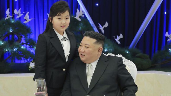 Pemimpin Kore Utara Kim Jong Un bersama puterinya yang bernama Kim Ju Ae. (AP via Detik)
