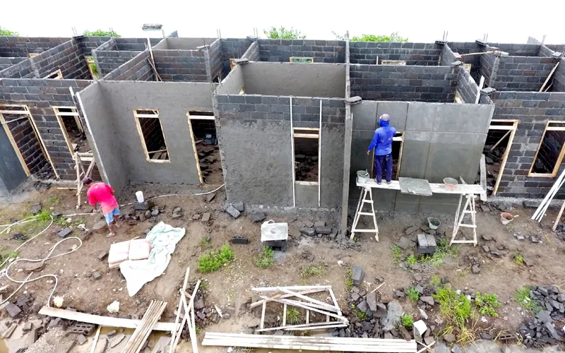 Pekerja mengerjakan proyek di perumahan subsidi di kawasan Perumahan Griya Srimahi Indah, Tambun Utara, Kabupaten Bekasi, Jawa Barat. Badan Pengelola Tabungan Perumahan Rakyat (BP Tapera) targetkan untuk membangun perumahan sebanyak 220.000 unit dengan nilai Rp 25,18 triliun untuk aparatur sipil negara (ASN), karyawan swasta dan pekerja pada tahun 2023. Robinsar Nainggolan