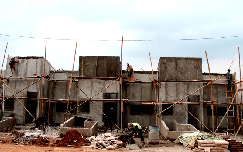 Pekerja mengerjakan proyek di perumahan subsidi di kawasan Perumahan Griya Srimahi Indah, Tambun Utara, Kabupaten Bekasi, Jawa Barat. Badan Pengelola Tabungan Perumahan Rakyat (BP Tapera) targetkan untuk membangun perumahan sebanyak 220.000 unit dengan nilai Rp 25,18 triliun untuk aparatur sipil negara (ASN), karyawan swasta dan pekerja pada tahun 2023. Robinsar Nainggolan