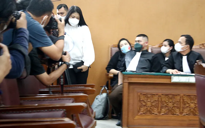 Majelis Hakim Pengadilan Negeri Jakarta Selatan (PN Jaksel), Senin (13/2/2023) menjatuhkan vonis hukuman penjara selama 20 tahun kepada Putri Candrawathi. Ketua Majelis Hakim, Wahyu Iman Santoso mengatakan, Putri telah terbukti terlibat dalam tindak pidana pembunuhan berencana terhadap Nofriansyah Yosua Hutabarat alias Brigadir J. Robinsar Nainggolan