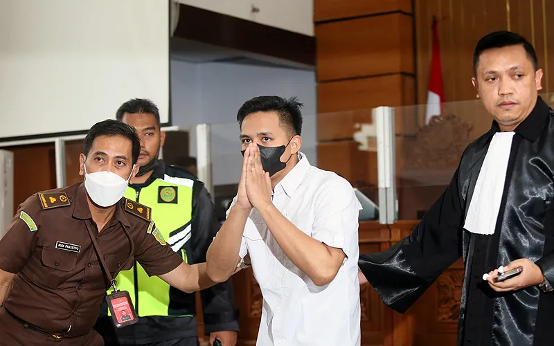 Mantan ajudan eks Kepala Divisi Profesi dan Pengamanan (Kadiv Propam) Polri Ferdy Sambo, Richard Eliezer Pudihang Lumiu, divonis 1 tahun 6 bulan penjara dalam kasus pembunuhan berencana terhadap Nofriansyah Yosua Hutabarat atau Brigadir J. Robinsar Nainggolan