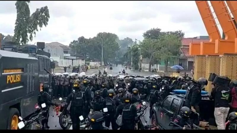 Rusuh, Suporter PSIS Semarang Lempari Polisi dengan Batu hingga Botol. (TVOne).