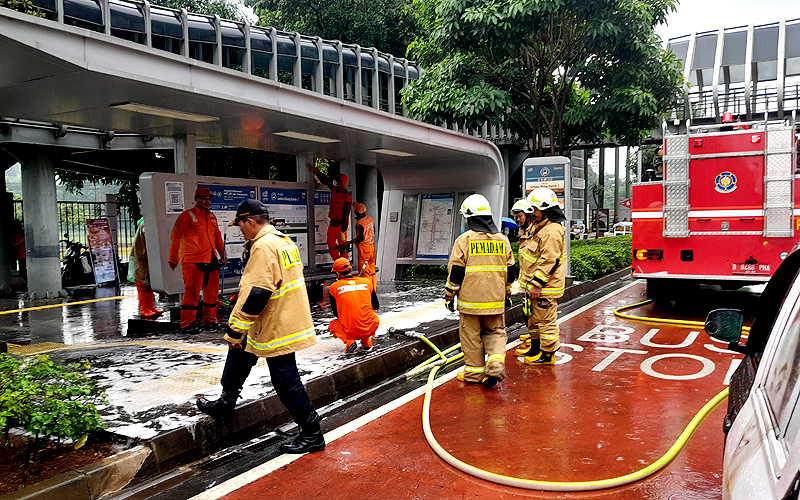 Dinas Pemadam Kebakaran Provinsi DKI Jakarta melakukan pembersihan halte Gelora Bung Karno di Jalan Jenderal Sudirman, Jakarta. Pembersihan halte ini dilakukan karena bagian dari pelayanan publik kepada para calon penumpang bus yang menunggu di halte. Robinsar Nainggolan