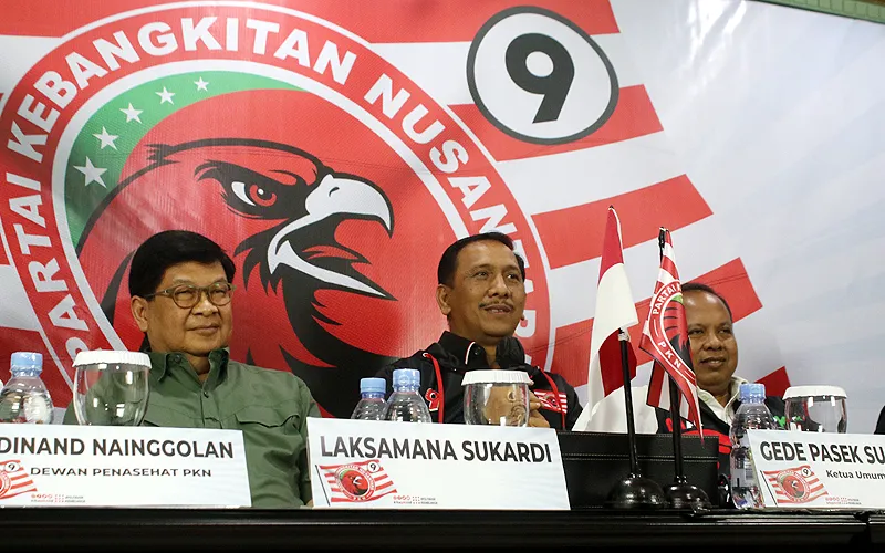 Ketua Umum Partai Kebangkitan Nusantara (PKN), Gede Pasek Suardika, didampingi Sekjen PKN Sri Mulyono, mengukuhkan tokoh nasional Laksamana Sukardi, saat mengadakan pertemuan di Kawasan Menteng, Jakarta Pusat, Selasa (21/2/2023). Laksamana Sukardi dikukuhkan dan bergabung ke PKN untuk memperkuat perhelatan politik jelang 2024 mendatang. Robinsar Nainggolan