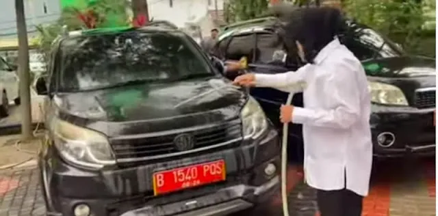 Menteri Sosial RI, Tri Rismaharini cuci mobil dinas viral. (Twitter),