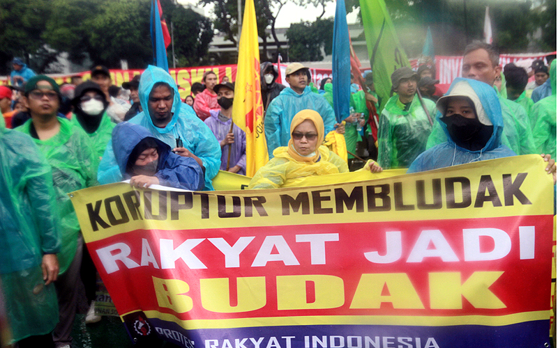 Ribuan orang yang mengatasnamakan mengatasnamakan Gerakan Ultimatum Rakyat dan Protes Rakyat Indonesia berdemonstrasi menolak pengesahan Peraturan Pemerintah Pengganti Undang-Undang (Perppu) Cipta Kerja di depan Gedung DPR/MPR RI, Jakarta Pusat, Selasa (28/2/2023). Sebanyak 3.598 personel gabungan dikerahkan untuk mengamankan aksi demo