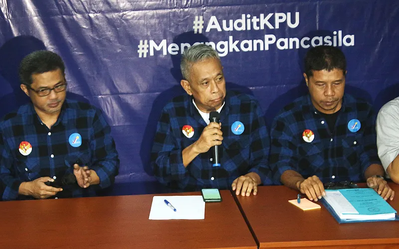 Gugatan Pemilu ditunda oleh Partai Prima atau Partai Rakyat Adil Makmur terhadap Komisi Pemilihan Umum (KPU) dikabulkan Pengadilan Negeri Jakarta Pusat (PN Jakpus). Ketua Umum Partai Rakyat Adil Makmur (PRIMA) Agus Jabo Priyono bersama Sekjen PRIMA Dominggus Oktavianus Tobu Kiik  menyampaikan konferensi pers di Jakarta, Jumat (3/3/2023). Prima mengeklaim materi gugatan partainya yang dilay. Robinsar Nainggolan