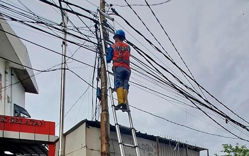 PLN mengerahkan lebih dari 100 petugas gabungan tambahan dari berbagai unit untuk memulihkan kelistrikan pascakebakaran di Plumpang. PLN telah berhasil melakukan pemulihan dengan pembersihan pada 4 jalur Saluran Udara Tegangan Tinggi (SUTT) yang terdampak Pascakebakaran di Plumpang. Sudah 91,3% listrik di sekitar lokasi kebakaran berhasil dipulihkan.