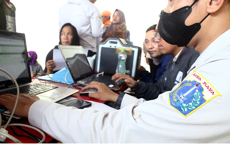 Petugas Suku Dinas Kependudukan dan Pencatatan Sipil Kota Administrasi Jakarta Utara melayani warga korban dampak kebakaran Depo Pertamina Plumpang yang membuat surat kependudukan di Posko Pengungsian PMI Jakarta Utara, Jakarta, Senin (6/3/2023). Pemprov DKI Jakarta membuka dua pusat layanan kependudukan di Posko Pengungsian Ruang Publik Terpadu Ramah Anak (RPTRA) Rasela dan Kantor PMI Jakarta Utara bagi warga yang KTP elektronik, kartu keluarga (KK), akta kelahiran, dan akta kematiannya hangus 