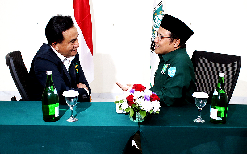 Ketua Umum Partai Kebangkitan Bangsa (PKB) Muhaimin Iskandar atau Cak Imin bertemu dengan Ketua Umum Partai Bulan Bintang (PBB) Yusril Ihza Mahendra di DPP PKB, Kamis (16/3/2023). Cak Imin mencatat, ada dua sosok yang dijadikan presiden oleh Yusril, pertama Abdurrahman Wahid (Gus Dur) dan Susilo Bambang Yudhoyono (SBY). Oleh sebab itu, Cak Imin mengaku penasaran siapa sosok yang akan menjadi presiden 2024. Robinsar Nainggolan