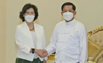 Utusan Khusus PBB untuk Myanmar, Noeleen Heyzer, dan Ketua Dewan Administrasi Negara, yang ditunjuk junta militer, Jenderal Min Aung Hlaing. (Vivanews)