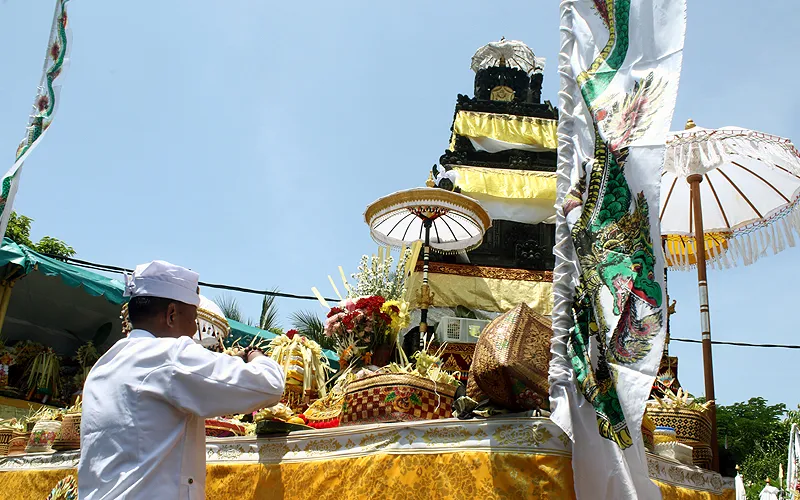 Dalam suasana yang penuh khidmat dan khusyuk, puluhan umat Hindu menjalani prosesi Upacara Melasti di Pura Segara, Cilincing, Jakarta Utara, Melasti merupakan upacara penyucian diri menjelang Hari Raya Nyepi Tahun Baru Saka. Robinsar Nainggolan