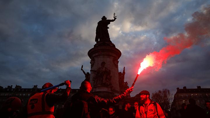 Para pengunjuk rasa berkumpul di Place de la Republique selama demonstrasi, ketika Parlemen Prancis menolak dua mosi tidak percaya terhadap pemerintah, di Paris, Prancis, 21 Maret 2023. REUTERS/Gonzalo Fuentes