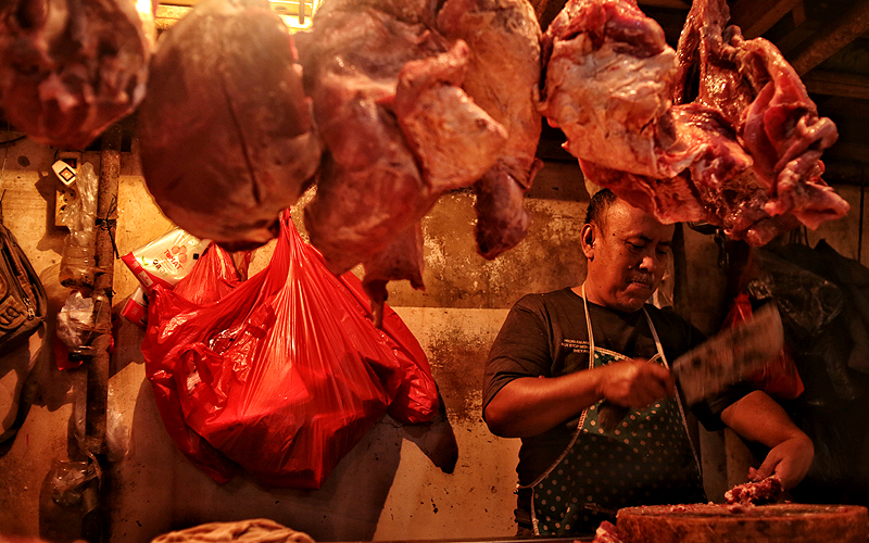 Pembeli memilih daging sapi di Pasar Senen, Jakarta Pusat, Jumat (27/3/2023). Memasuki awal ramadan harga bahan pangan di sejumlah pasar di Jakarta kembali naik seperti daging sapi yang tembus Rp150 ribu per kilogram. Robinsar Nainggolan
