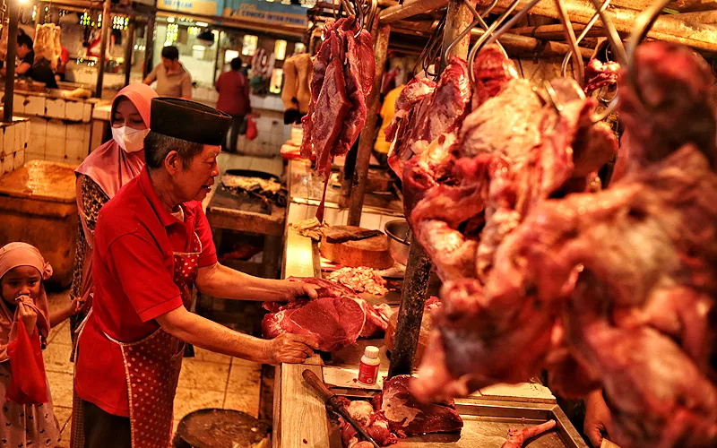 Pembeli memilih daging sapi di Pasar Senen, Jakarta Pusat, Jumat (27/3/2023). Memasuki awal ramadan harga bahan pangan di sejumlah pasar di Jakarta kembali naik seperti daging sapi yang tembus Rp150 ribu per kilogram. Robinsar Nainggolan