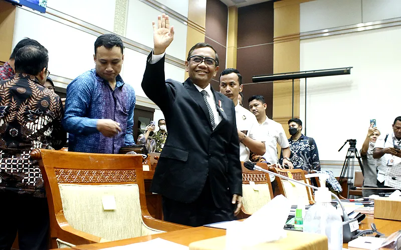 Rapat Komisi III DPR RI dan Menko Polhukam Mahfud Md membahas transaksi janggal Rp 349 T baru dimulai, namun sudah diramaikan dengan interupsi dari anggota Komisi III DPR. Sebabnya, Menkeu Sri Mulyani tak hadir padahal sudah diundang oleh pihak Komisi III DPR.  Rapat yang juga dihadiri PPATK serta Bareskrim tersembut membahas  transaksi mencurigakan di Kemenkeu dengan dugaan tindak pidana pencucian uang (TPPU) Rp349 Triliun. Robinsar Nainggolan