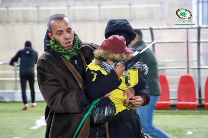  Suporter dan pemain terkena dampak serangan gas air mata dari tentara Israel Foto : insideworldfootball.com   