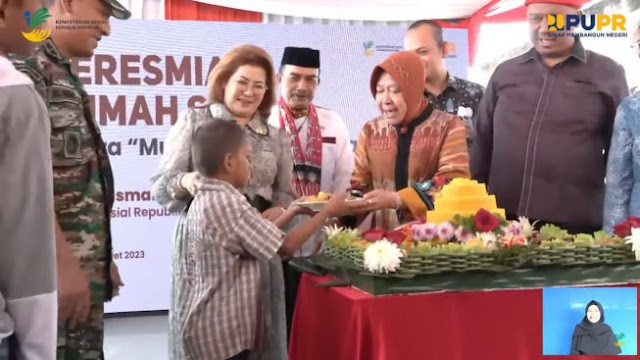 Mensos Tri Rismaharini memotong tumpeng untuk diserahkan kepada anak-anak saat peresmian Rumah Susun (Rusun) Sentra Mulya Jaya di kawasan Bambu Apus, Jakarta Timur, Jumat (31/3/2023). (Tangkapan Layar Video Viral di Twitter).