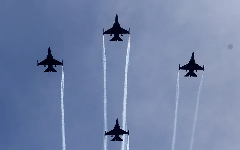 Atraksi pesawat F-16 saat gladi HUT ke-77 TNI AU di Lanud Halim Perdanakusuma, Jakarta, Kamis (6/4/2023). TNI Angkatan Udara menggelar gladi bersih peringatan Hari Ulang Tahun (HUT) ke-77 pada Minggu 9 April 2023 dengan menampilkan berbagai atraksi pesawat udara. Robinsar Nainggolan