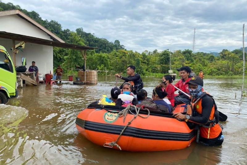 Ilustrasi banjir. Penyelamatan oleh tim rescue Badan SAR Nasional saat bencana banjir di Morowali Utara, Sulawesi Tengah. (Antara via JPNN)