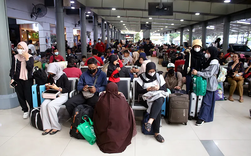 Sekretaris Jenderal PDI Perjuangan Hasto Kristiyanto melepas pemudik gratis yang diberangkatkan oleh PDIP di Stasiun Pasar Senen, Jakarta Pusat, Selasa (18/4/2023). Total ada sembilan gerbong yang diberangkatkan. Sementara bakal ada lagi 178 bus yang membawa pemudik pada esok hari. Sehingga total pemudik yang diberangkatkan PDI Perjuangan mencapai 9.000 orang. Robinsar Nainggolan