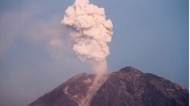 Gunung Semeru mengeluarkan material vulkanis yang terpantau dari Desa Sumberwuluh, Lumajang, Jawa Timur, foto BBC.com