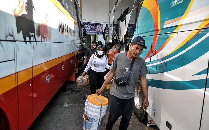 Calon penumpang saat menunggu jadwal keberangkatan bus antarkota antarprovinsi (AKAP) di Terminal Jatijajar, Depok, Jawa Barat. Jumlah penumpang bus AKAP tujuan kota besar di Jawa Barat, Jawa Tengah, Jawa Timur, dan Sumatera yang berangkat dari Terminal Jatijajar mulai mengalami peningkatan sejak pagi tadi Rabu (19/4/2023). Robinsar Nainggolan